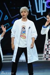 组图：罗志祥登快本人气旺 卖萌耍帅变魔术