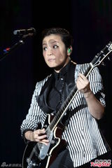 组图：何韵诗上海酷帅开唱 获母亲台下助阵