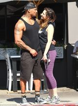 组图：凯莉-布鲁克与男友浪漫徒步 享甜蜜拥吻