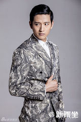 组图：张峻宁登杂志封面 展现优雅英伦绅士风