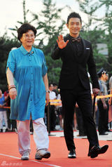 组图：《精忠岳飞》将播 黄晓明拄拐亮相红毯