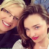 组图：米兰达球场晒美照 宽衣露bra心情好