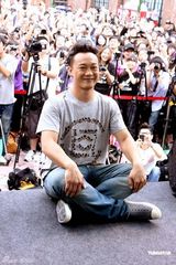 高清图：陈奕迅签唱会搞怪 演唱会加场回馈歌迷