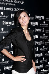 组图：黄秋生一身休闲出席活动 李蕙敏发型夸张