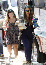 组图：阿尔芭与助理街边用餐 贴心为同事打包