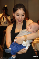 组图：康康夫妻摆儿子满月酒 高凌风贺喜反遭吐槽