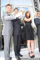 组图：《绯闻女孩》双星上海行 外籍男穿内裤追星