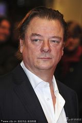 组图：《金子》柏林首映 女星罗萨裙装别致