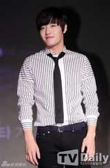 组图：河妍秀等宣传《Monster》比兔耳朵卖萌