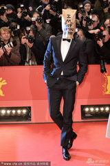 组图：拉斯冯提尔抗议戛纳 拉博夫套纸袋走红毯