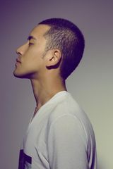 组图：扎西顿珠秀寸头新造型 蓄须尽显男人味