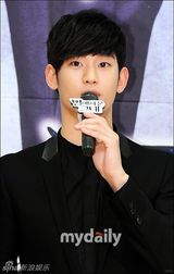 组图：全智贤首演电视剧 白蕾丝镂空裙高挑清瘦