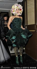 组图：Lady Gaga花冠头亮相伦敦时装周看秀