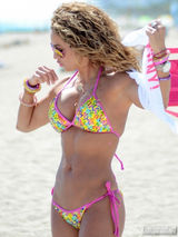 组图：女星珍妮佛比基尼湿身诱惑 蜜桃胸挺翘臀