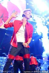 组图：比伯献唱动感十足 斯威夫特激情跪地野性十足