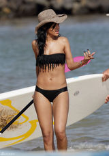 高清组图：蕾哈娜夏威夷度假 黑色比基尼秀身材