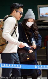 组图：杨幂大衣遮孕肚 刘恺威亲密搭肩秀恩爱