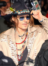 组图：《黑影》东京首映 巴顿携手德普亮相造势