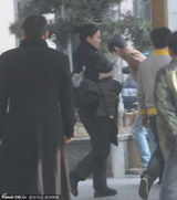 组图：王菲扎小辫现身上海 不顾形象抠鼻子