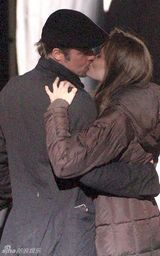组图：朱莉匈牙利拍导演处女作 皮特随行献吻秀恩爱