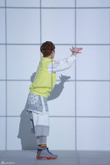 高清组图：EXO拍饮料广告 交杯对饮玩手影游戏