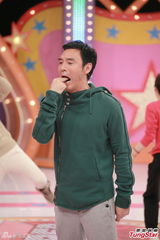 组图：张智霖录《奖门人》 伍咏薇周丽淇同场