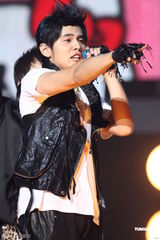 组图：周杰伦首次高雄开唱 江蕙助阵合唱《屋顶》