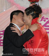 幻灯图：女排姑娘杨昊生日办婚礼 999朵玫瑰共见证