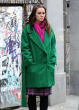 高清图：莉顿-梅斯特街拍绿色大衣搭配桃红围巾