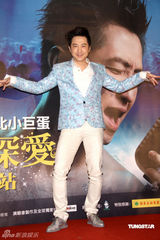 幻灯图：庾澄庆恢复单身很开放 搂两位名模宣布开唱 