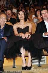 高清：《无果之路》首映女主演秀蕾丝裙 蜜挽男搭档