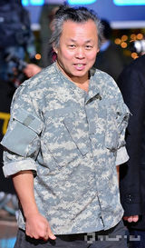 组图：韩国大钟电影节颁奖 导演金基德迷彩装亮相