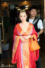 幻灯图：霍思燕穿古装上街引侧目 拎名包眉飞色舞