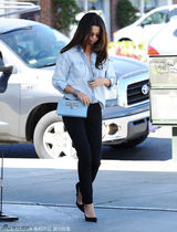 组图：赛琳娜深V衬衫OL风 黑超高跟超有范儿