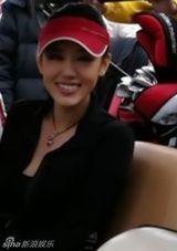 组图：50岁王姬21岁女儿美艳近照 身材高挑展妩媚