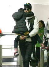 组图：张亮全家现身机场 天天被粉丝吓哭