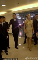 组图：帕里斯女王出巡捧花娇笑 数十保镖开道