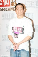 幻灯图：刘德华助阵赈灾义演 神情严肃为玉树祈祷