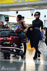 组图：汤晶媚素颜现身机场携大量行李离京