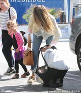 组图：杰西卡阿尔芭带两爱女学舞蹈 大女儿连换潮装