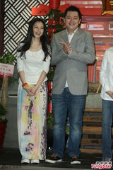 组图：徐若瑄为弟弟站台 白衣长裙文静优雅