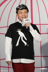 组图：蔡康永要和小S一起放假 Selina大婚送板画