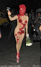 组图：LadyGaga庆生全裸薄纱蔽体翘臀贴花