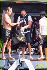 组图：莱昂纳多变身水上钢铁侠 飞离水面引围观