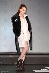 组图：周杰伦绯闻女友昆凌一改甜美变性感酷妹