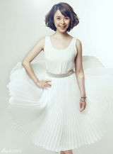 组图：杨若兮白裙写真曝光 迷人笑容女人温婉