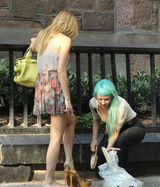 组图：《绯闻女孩》片场 布莱克花短裙秀长腿