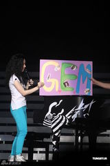 组图：邓紫棋红馆劲歌热舞 谢安琪张继聪夫妇助阵