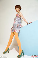 组图：阿Sa(蔡卓妍)演绎女鞋品牌 拍广告频频添食