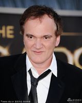 组图：导演昆汀-塔伦蒂诺携女伴亮相红毯